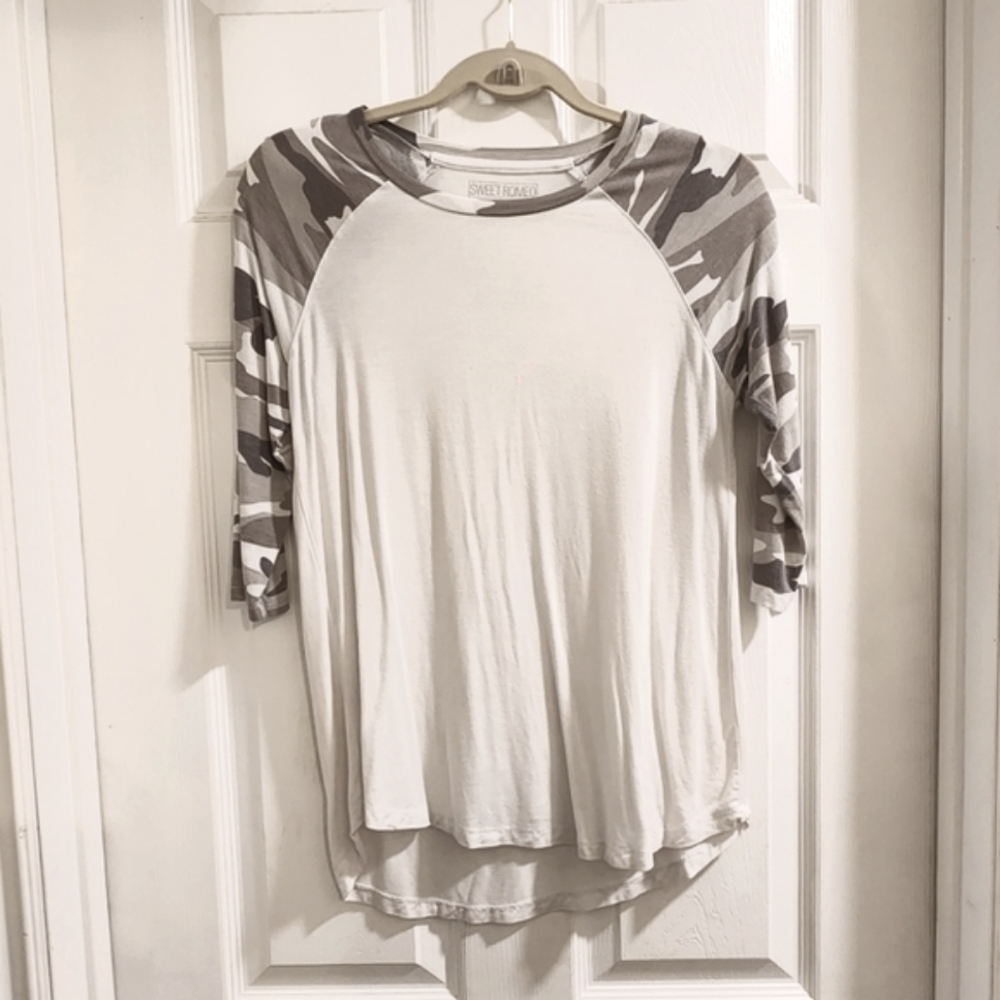 Three Quarter Sleeve White & Gray Camo Raglan Tee - M